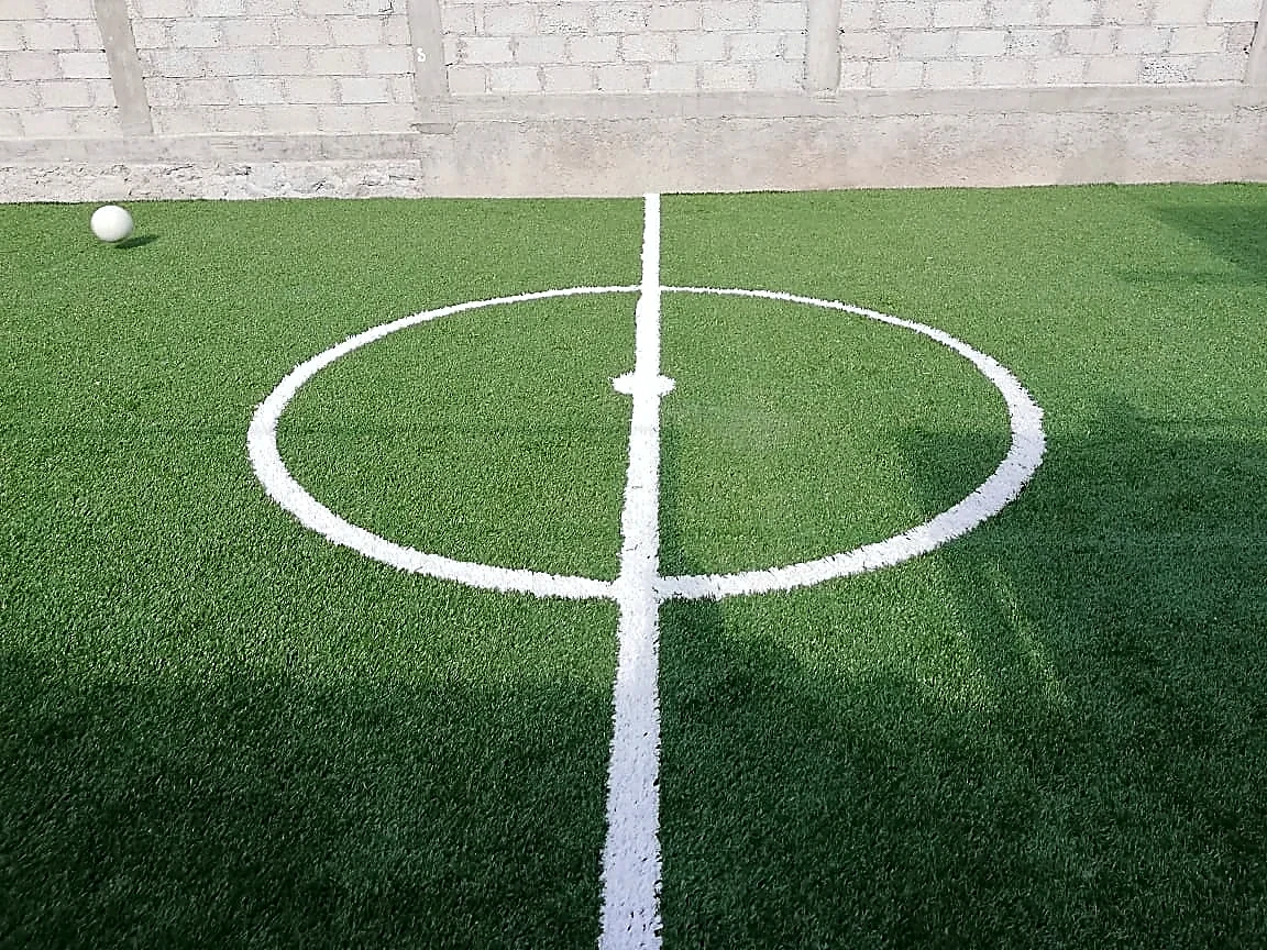 Detalle del pasto sintético de la cancha de fútbol 5 en Ecatepec, Estado de México