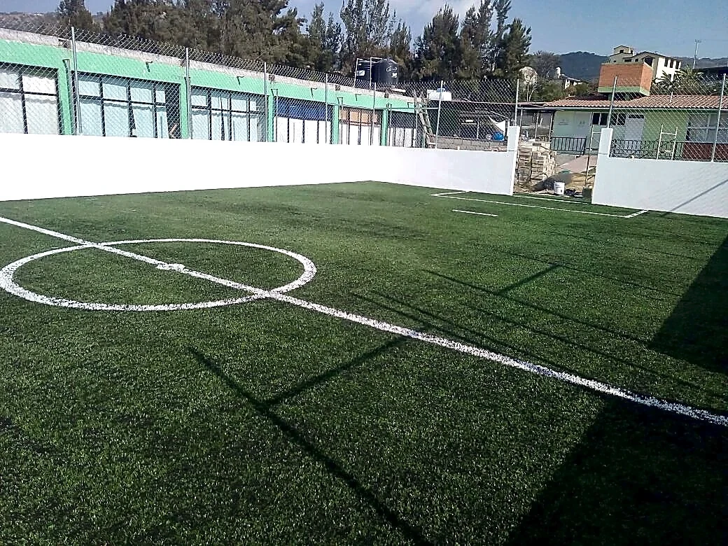 Detalle del pasto sintético de la cancha de fútbol 5 en Zumpahuacán, Estado de México