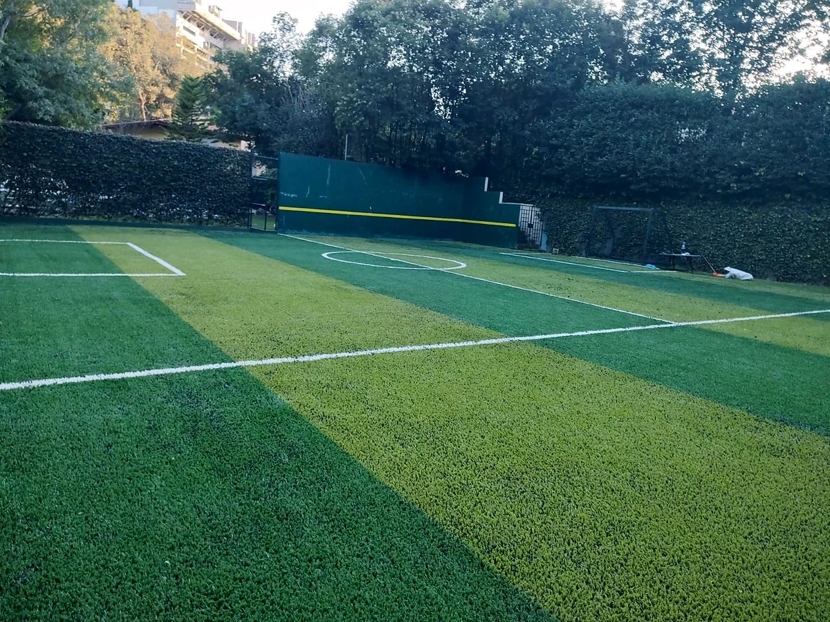 Cancha de fútbol 5 con pasto sintético en Naucalpan, Estado de México: la cancha desde la línea lateral