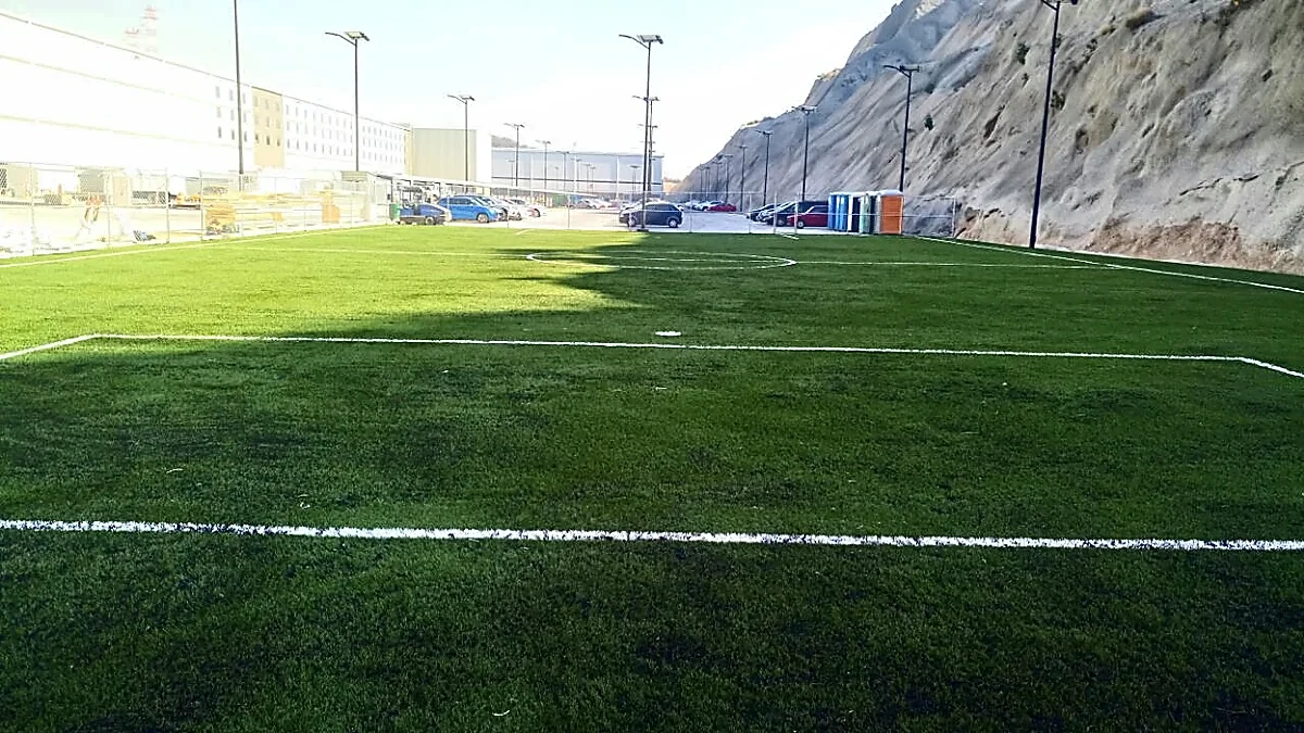 Detalle del pasto sintético de la cancha de fútbol 7 en Cuautitlán Izcalli, Estado de México