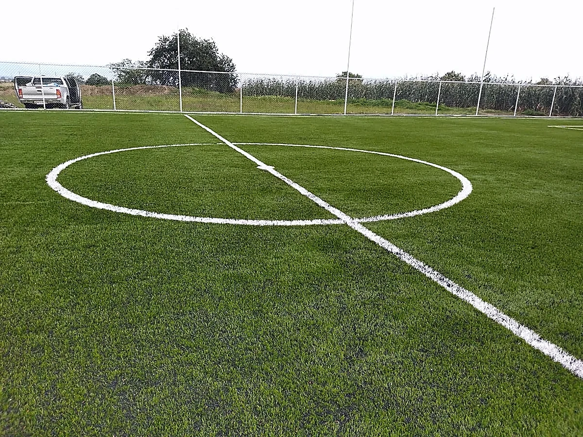 Cancha de fútbol 7 con pasto sintético en Calimaya, Estado de México: pasto sintético deportivo recién cepillado