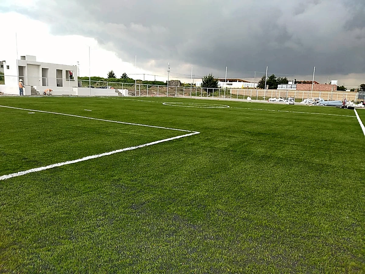 Detalle del pasto sintético de la cancha de fútbol 7 en Calimaya, Estado de México