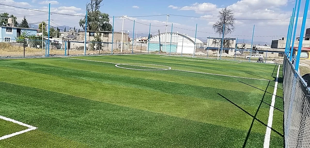 Cancha de fútbol 7 con pasto sintético en Campo Deportivo San Pablo Autopan, San Pablo Autopan (Toluca), Estado de México: otra vista de la cancha de fútbol 7