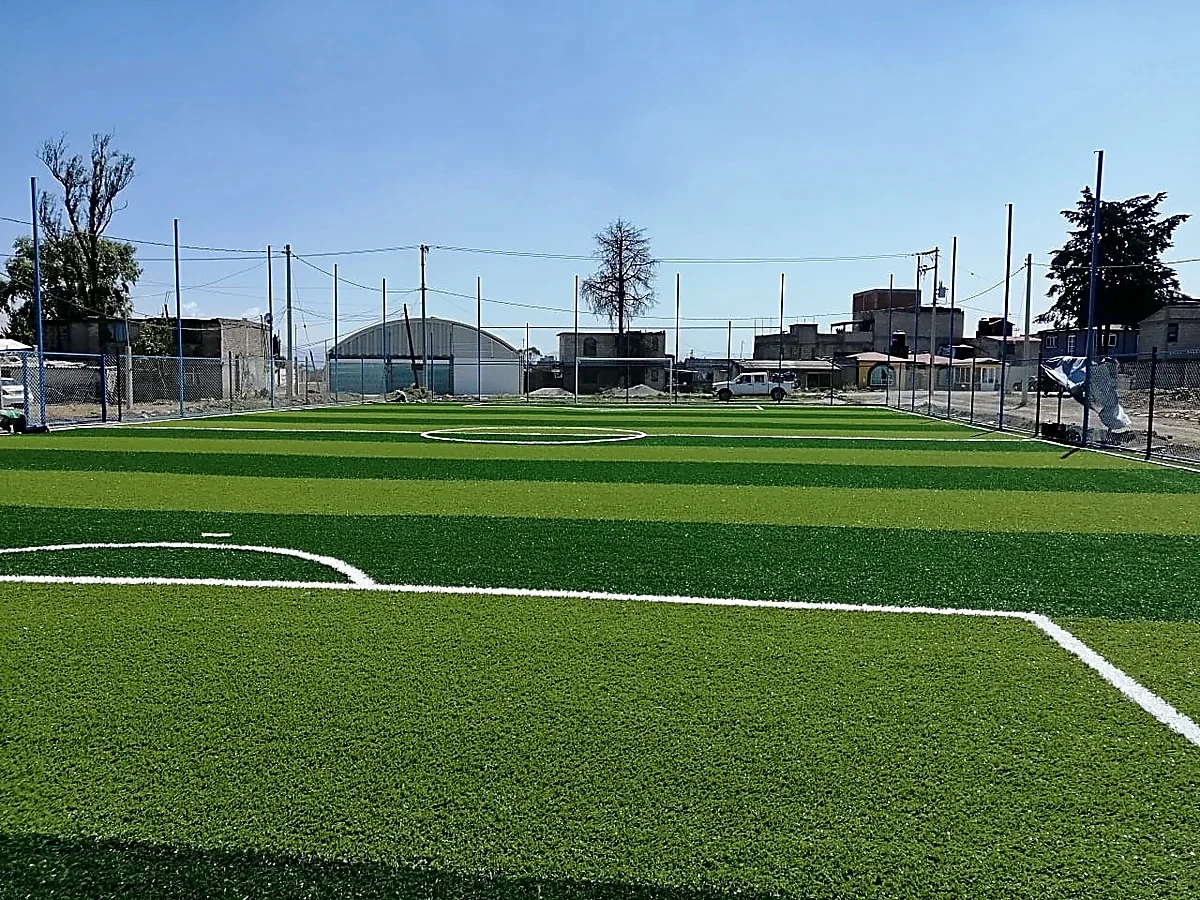 Cancha de fútbol 7 con pasto sintético en Campo Deportivo San Pablo Autopan, San Pablo Autopan (Toluca), Estado de México: pasto sintético deportivo recién cepillado