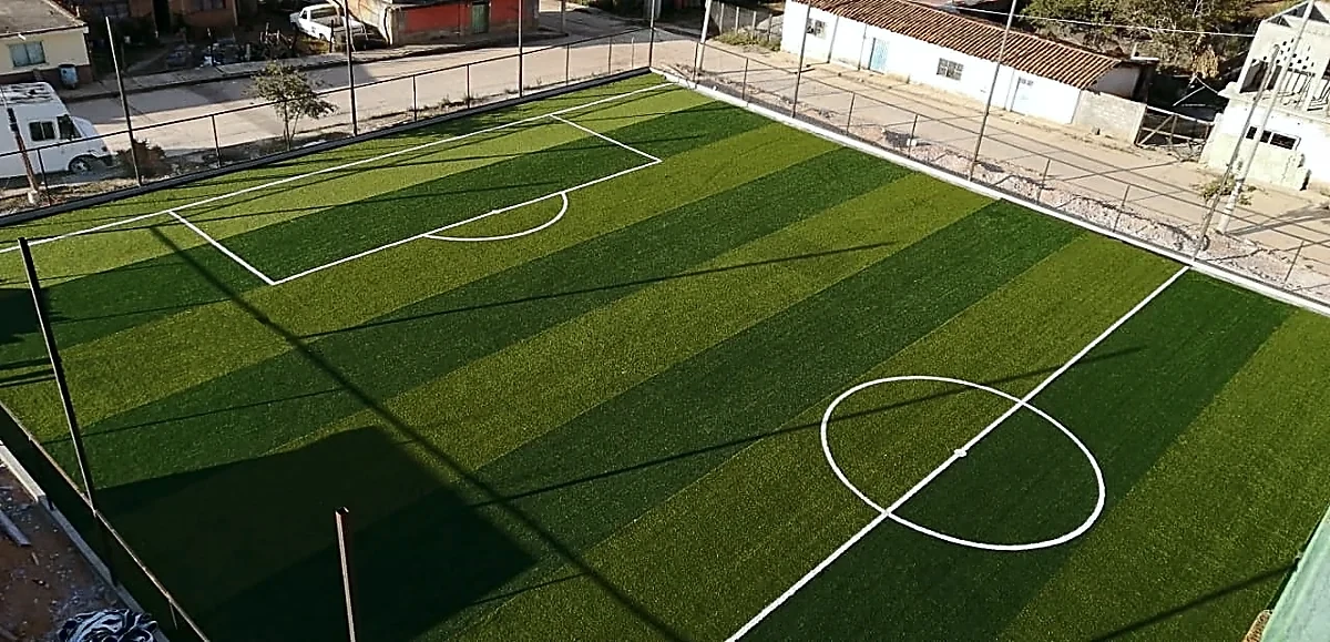 Cancha de fútbol 7 con pasto sintético en Cañadas de Nanchititla, Estado de México: líneas de juego insertadas en el mismo pasto