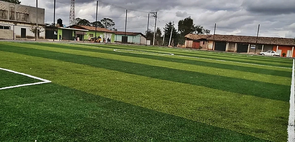 Cancha de fútbol 7 con pasto sintético en Cañadas de Nanchititla, Estado de México: otra vista de la cancha de fútbol 7