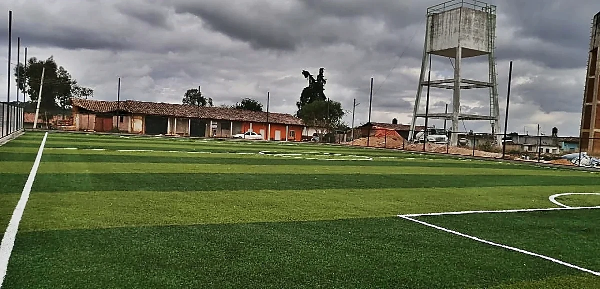 Cancha de fútbol 7 con pasto sintético en Cañadas de Nanchititla, Estado de México: pasto sintético deportivo recién cepillado
