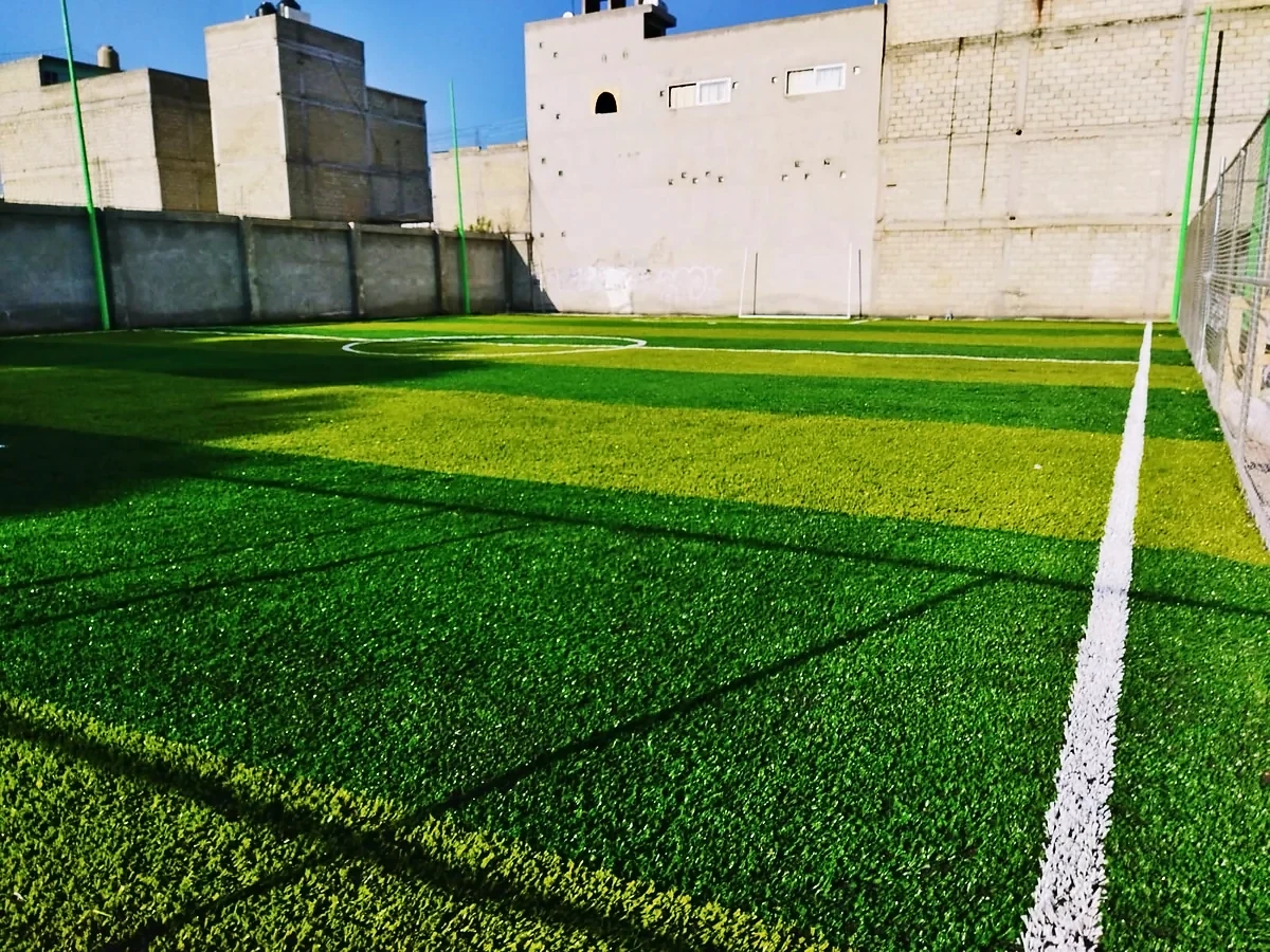 Cancha de fútbol 7 con pasto sintético en Cancha de Futbol la Roca, San Pedro Tultepec, Estado de México: otra vista de la cancha de fútbol 7