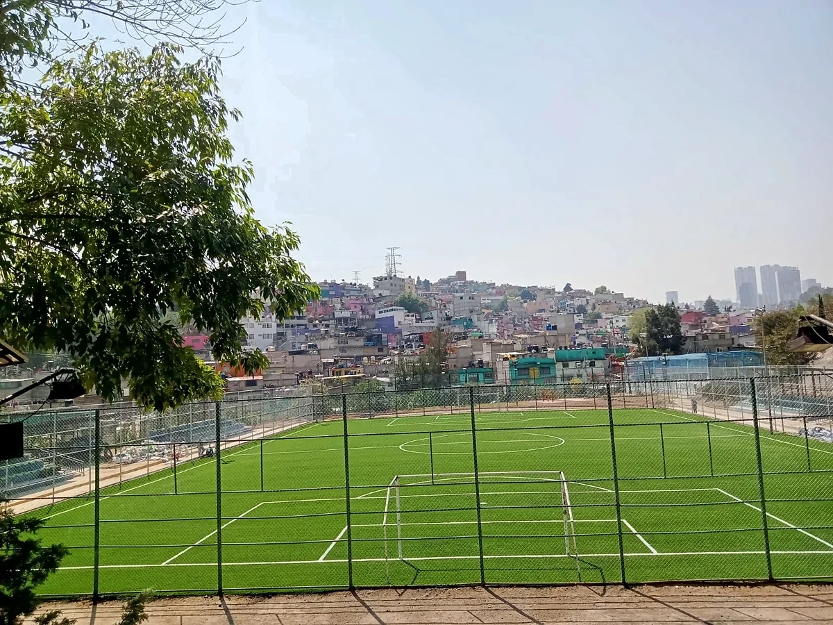 Cancha de fútbol 7 con pasto sintético en Cancha Deportivo la Curva, Naucalpan, Estado de México: pasto sintético deportivo recién cepillado