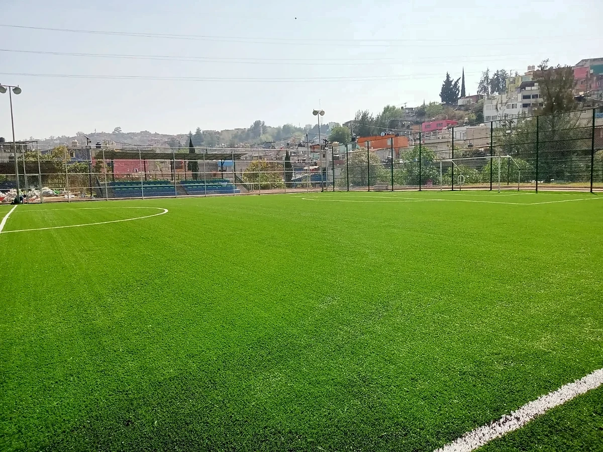 Cancha de fútbol 7 con pasto sintético en Cancha Deportivo la Curva, Naucalpan, Estado de México: la cancha desdel fondo