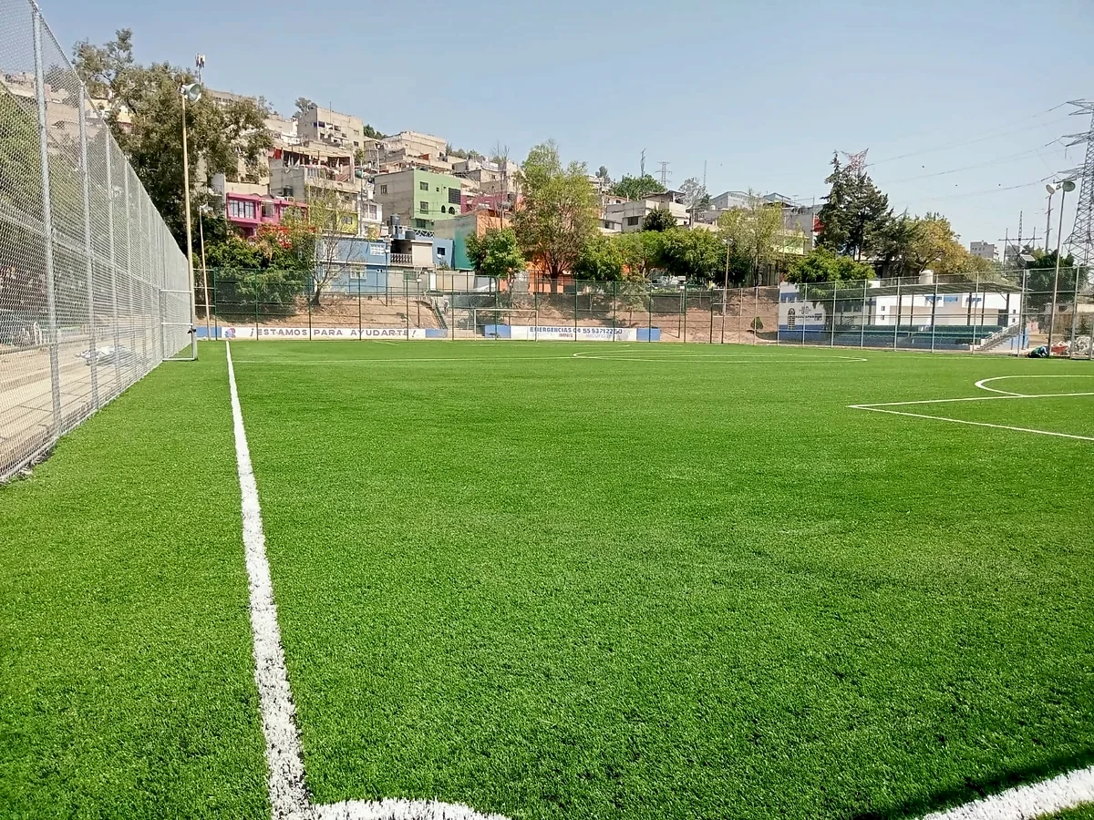 Detalle del pasto sintético de la cancha de fútbol 7 en Naucalpan, Estado de México