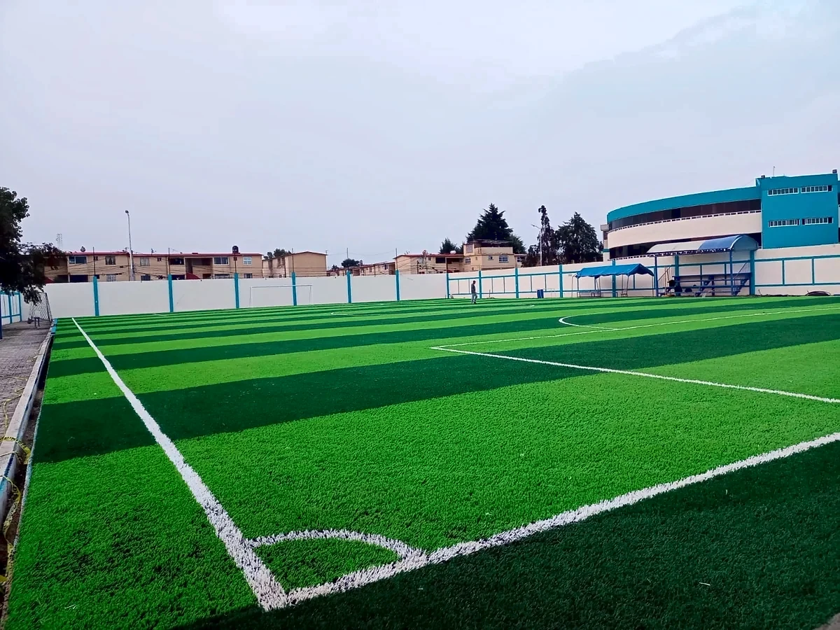Cancha de fútbol 7 con pasto sintético en Cancha Husky 1, Metepec, Estado de México: líneas de juego insertadas en el mismo pasto