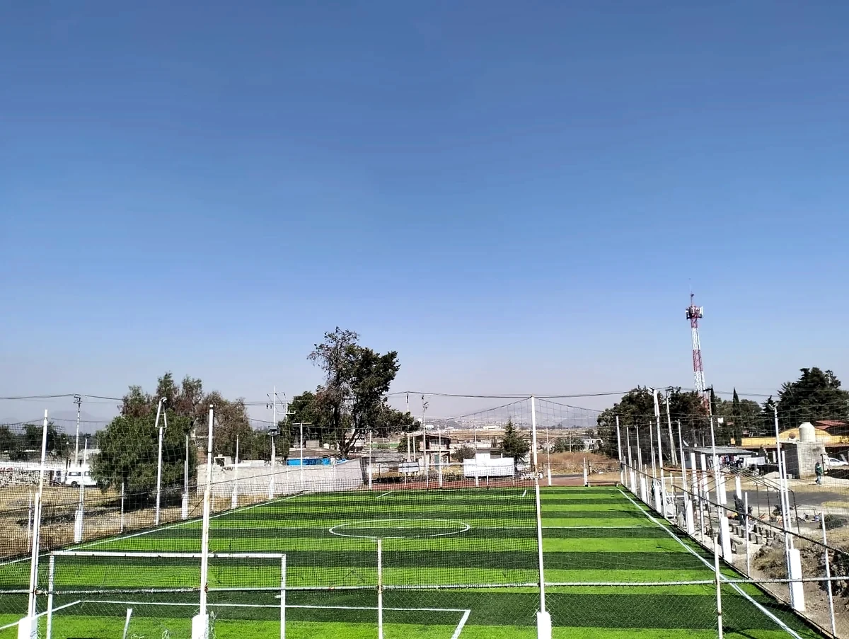 Cancha de fútbol 7 con pasto sintético en Chalco, Estado de México: la cancha desdel fondo