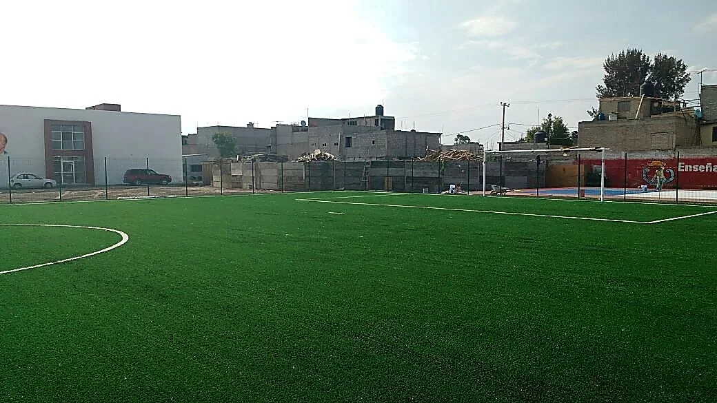Cancha de fútbol 7 con pasto sintético en Chimalhuacán, Estado de México: líneas de juego insertadas en el mismo pasto