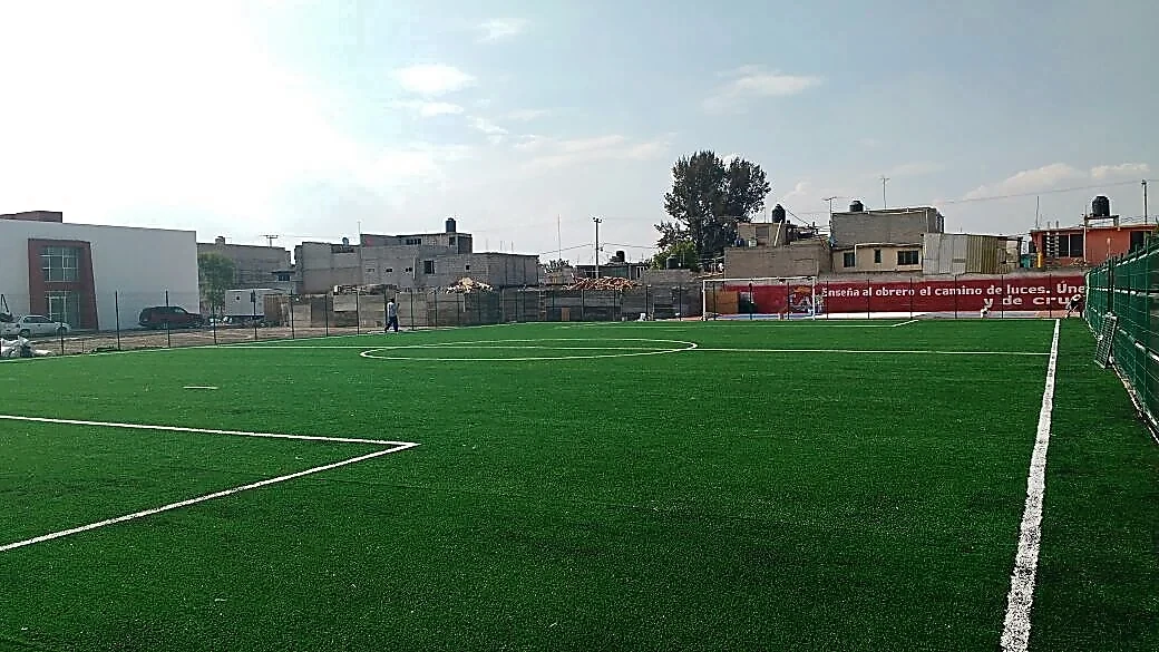 Detalle del pasto sintético de la cancha de fútbol 7 en Chimalhuacán, Estado de México