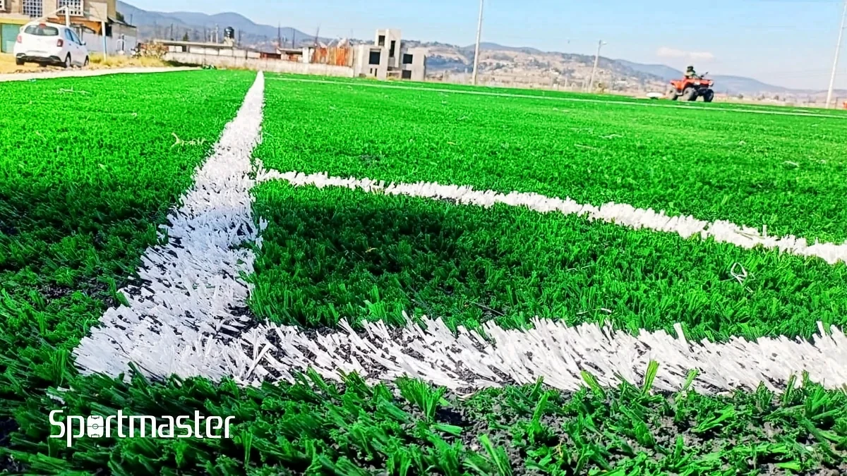 Cancha de fútbol 7 con pasto sintético en Deportivo Timilpa, Timilpan, Estado de México: líneas de juego insertadas en el mismo pasto