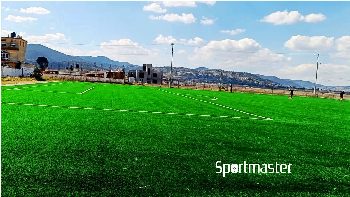 Detalle del pasto sintético de la cancha de fútbol 7 en Timilpan, Estado de México