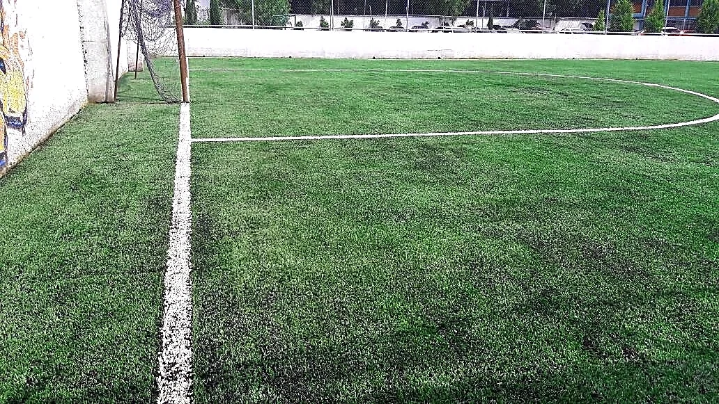 Cancha de fútbol 7 con pasto sintético en Escuela Preparatoria Oficial #18, Tlalnepantla, Estado de México: la cancha desde la línea lateral