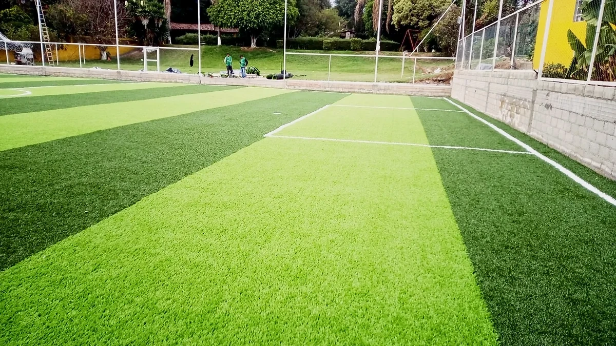 Detalle del pasto sintético de la cancha de fútbol 7 en Coatepec Harinas, Estado de México
