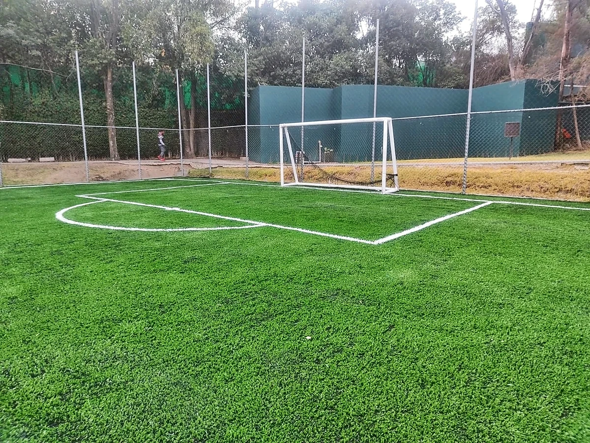 Cancha de fútbol 7 con pasto sintético en Hacienda San Miguel Country Club, Atizapán, Estado de México: otra vista de la cancha de fútbol 7