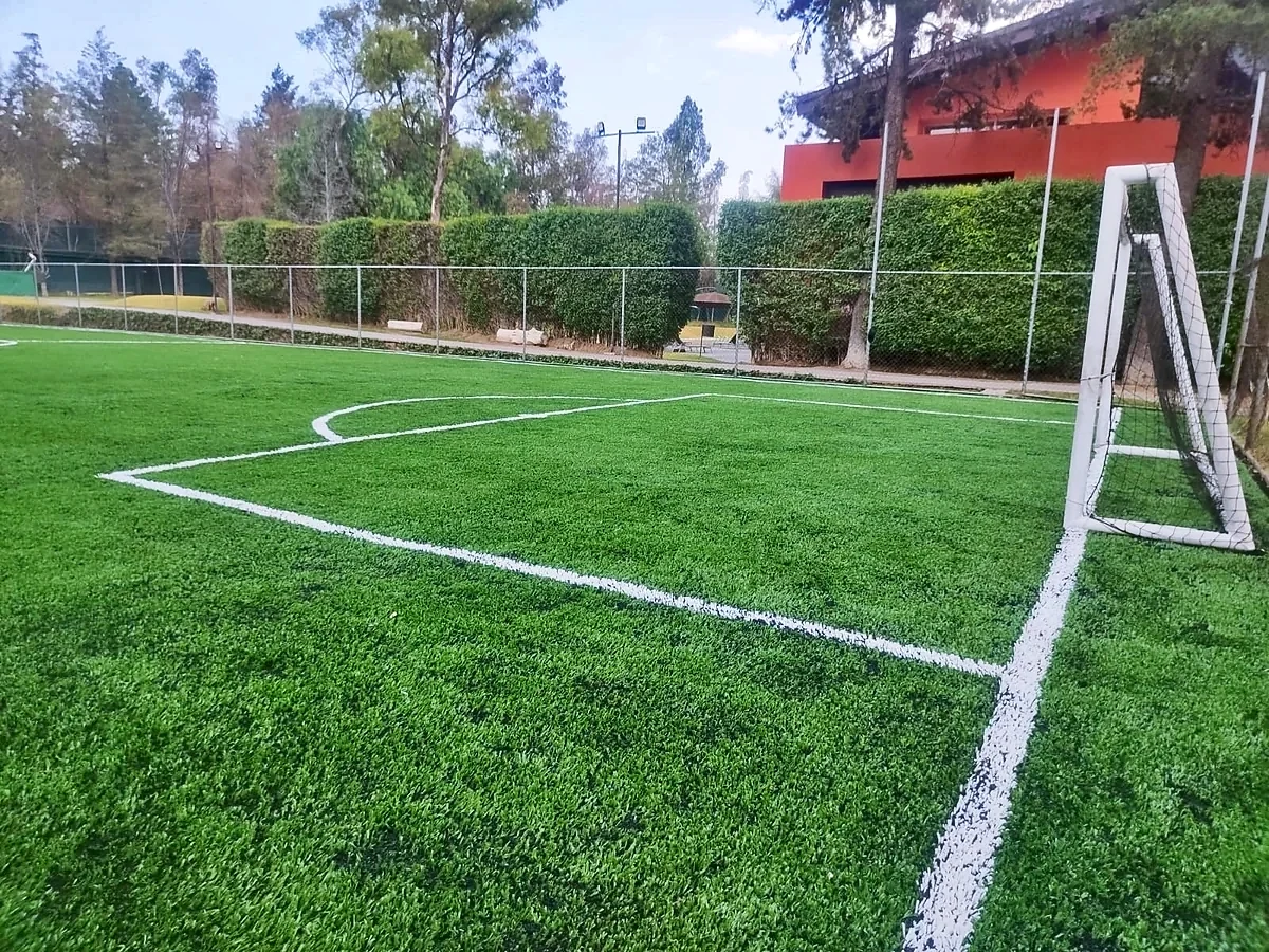 Cancha de fútbol 7 con pasto sintético en Hacienda San Miguel Country Club, Atizapán, Estado de México: la cancha desdel fondo