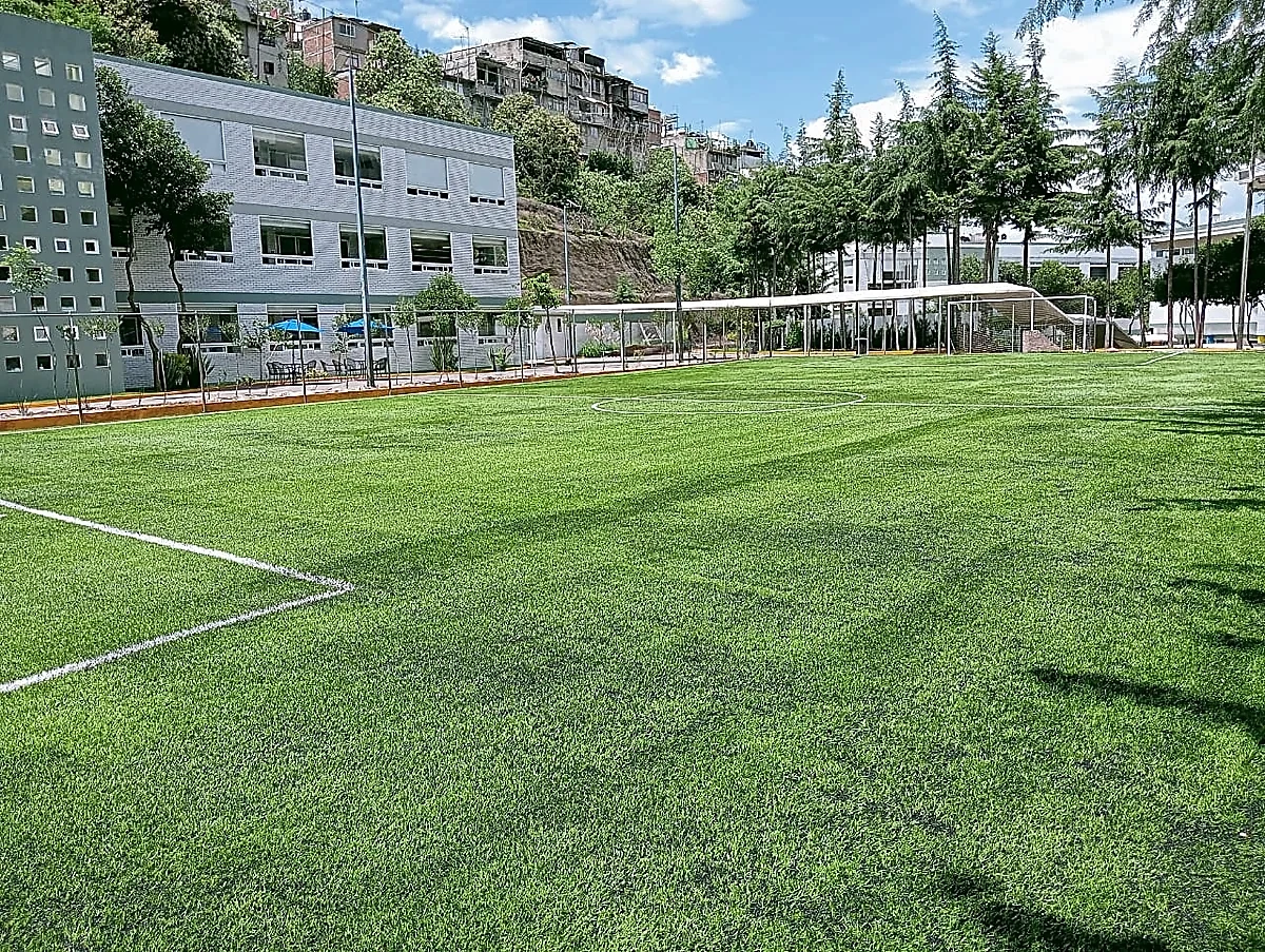 Detalle del pasto sintético de la cancha de fútbol 7 en Huixquilucan, Estado de México