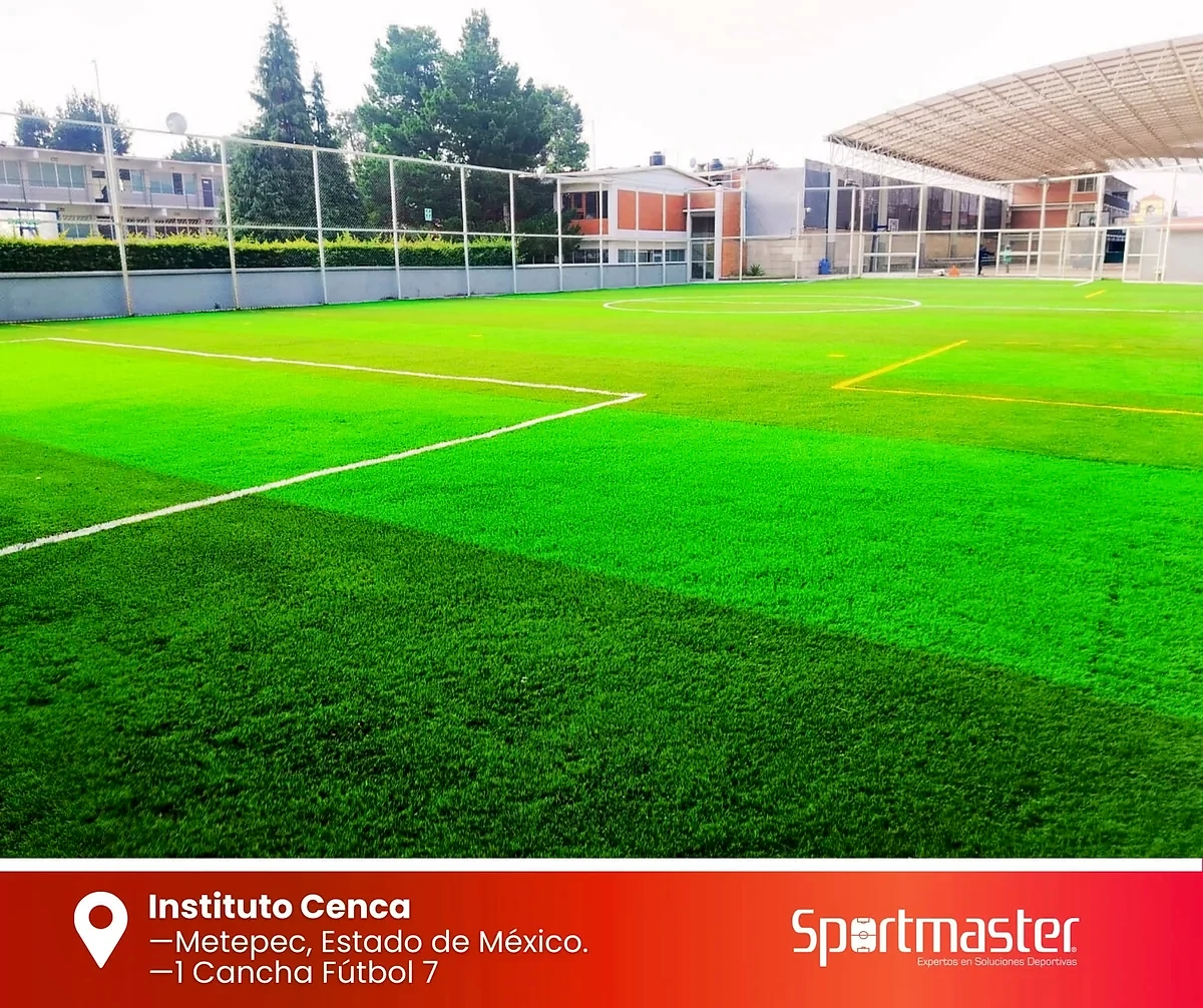Cancha de fútbol 7 con pasto sintético en Instituto CENCA, Metepec, Estado de México: líneas de juego insertadas en el mismo pasto