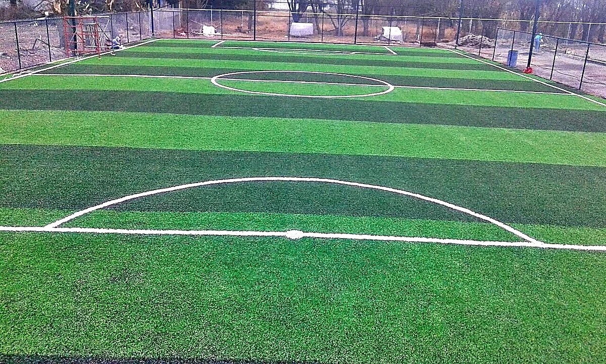 Cancha de fútbol 7 con pasto sintético en Metepec, Estado de México: líneas de juego insertadas en el mismo pasto