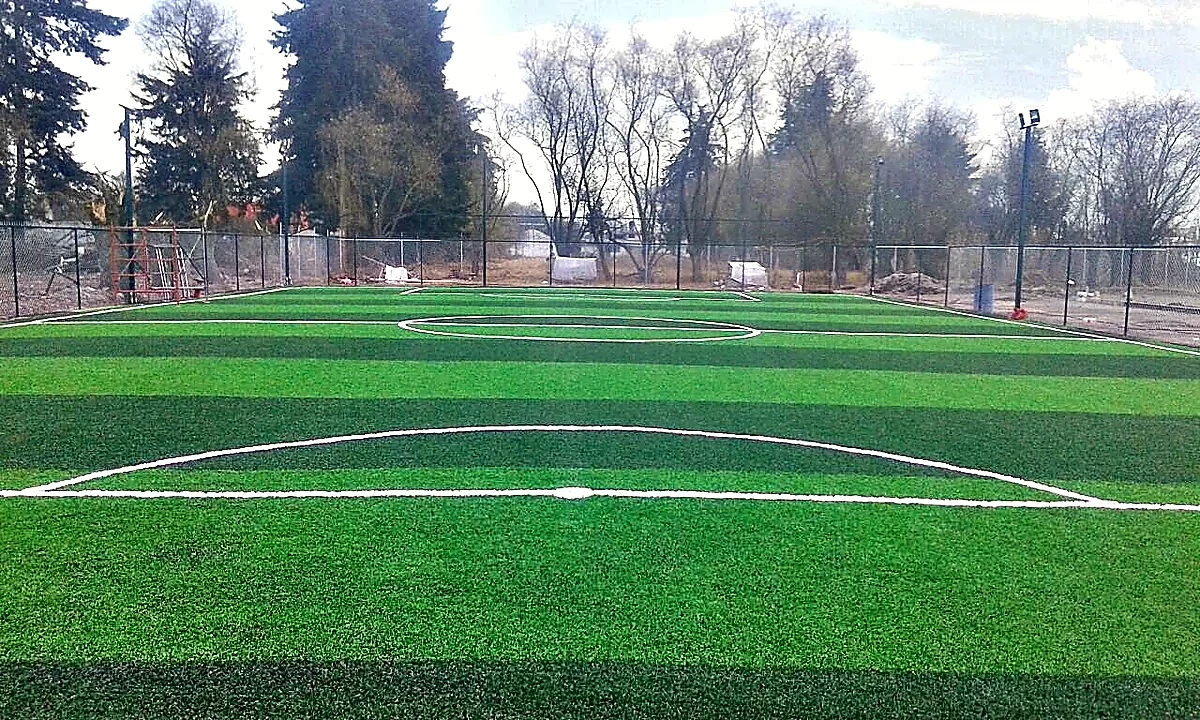 Cancha de fútbol 7 con pasto sintético en Metepec, Estado de México: pasto sintético deportivo recién cepillado