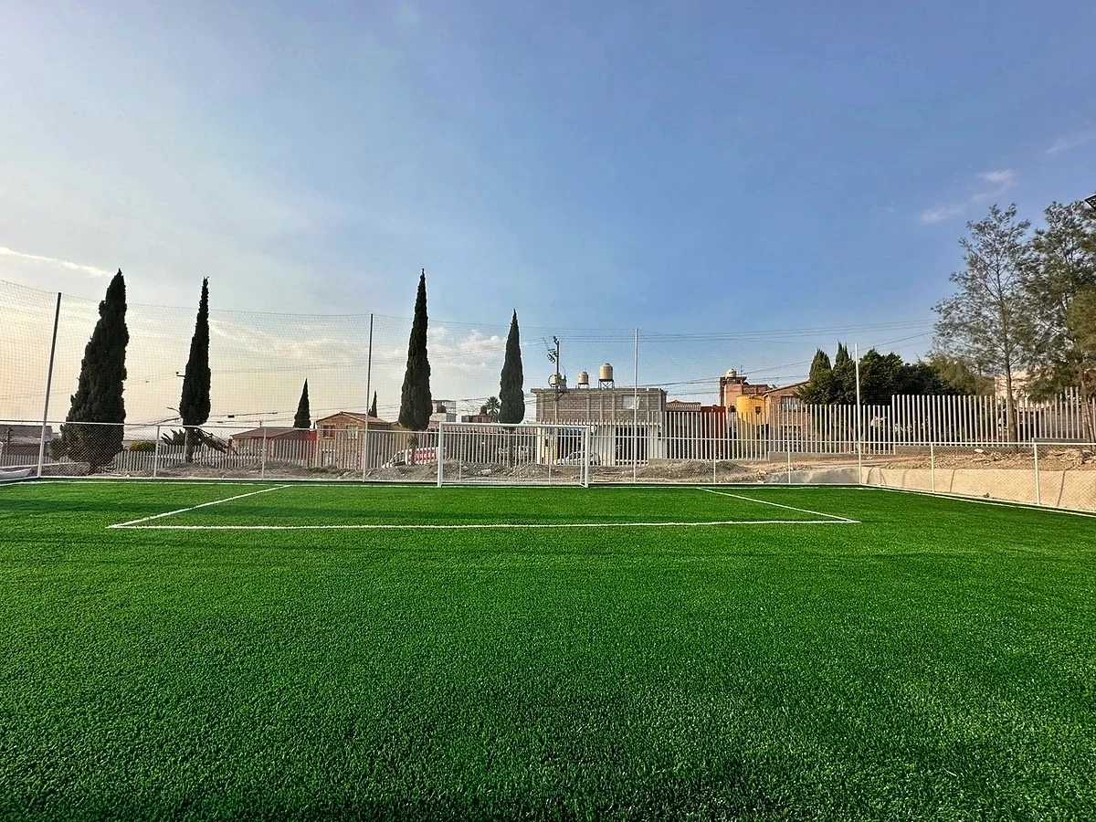 Cancha de fútbol 7 con pasto sintético en Parque Paseo de Coxtitlán, Chicoloapan, Estado de México: líneas de juego insertadas en el mismo pasto