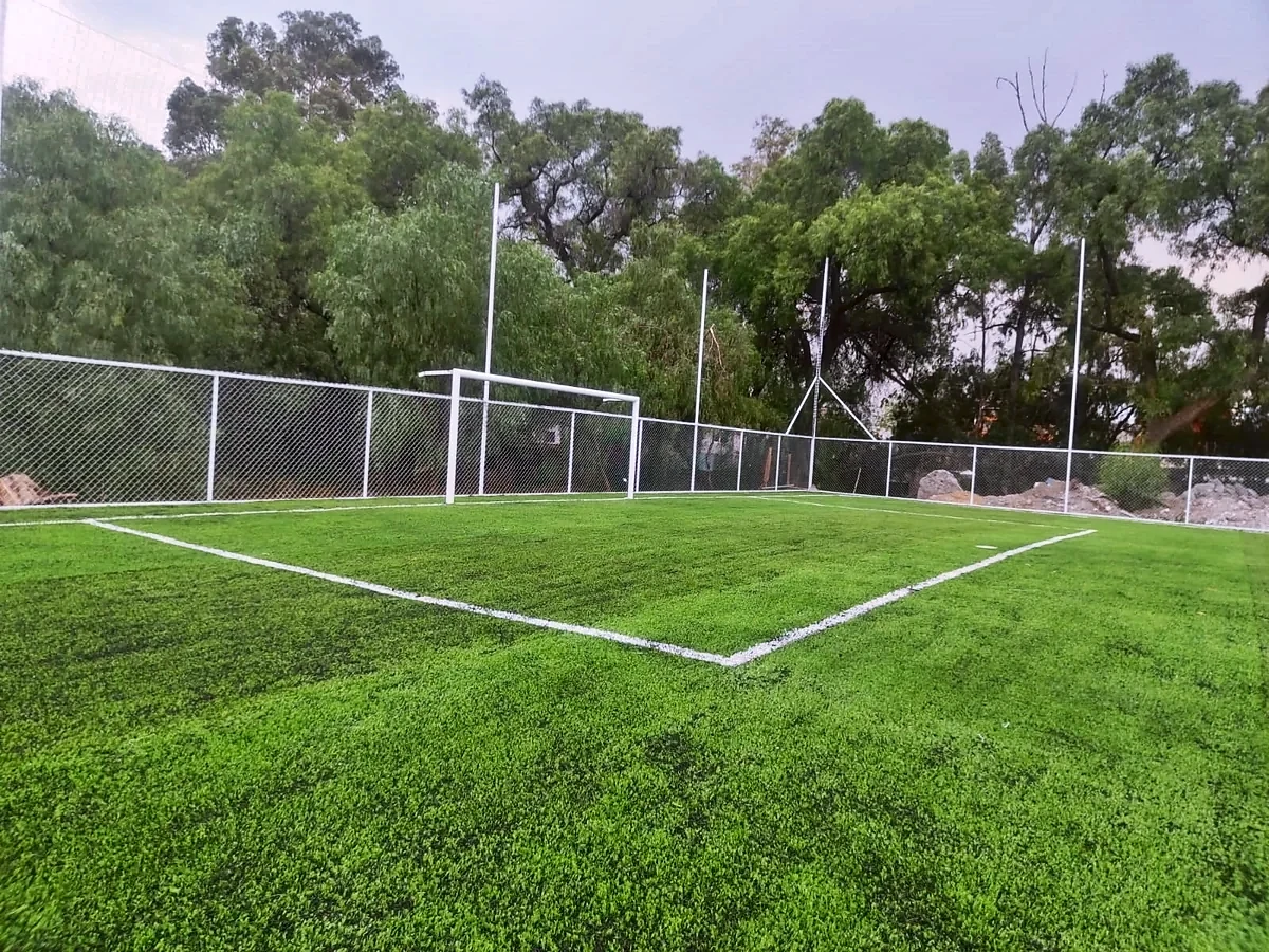 Detalle del pasto sintético de la cancha de fútbol 7 en Ixtapaluca, Estado de México