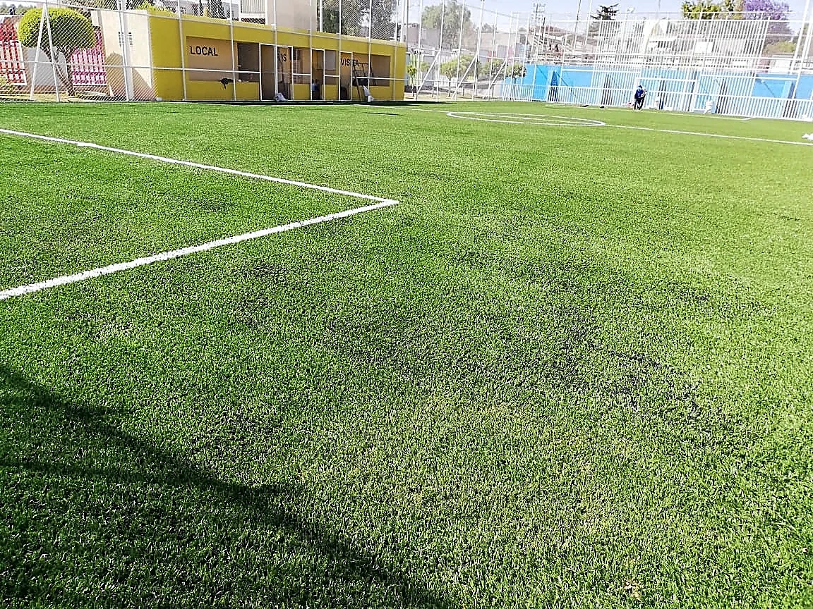 Cancha de fútbol 7 con pasto sintético en Tultepec, Estado de México: líneas de juego insertadas en el mismo pasto