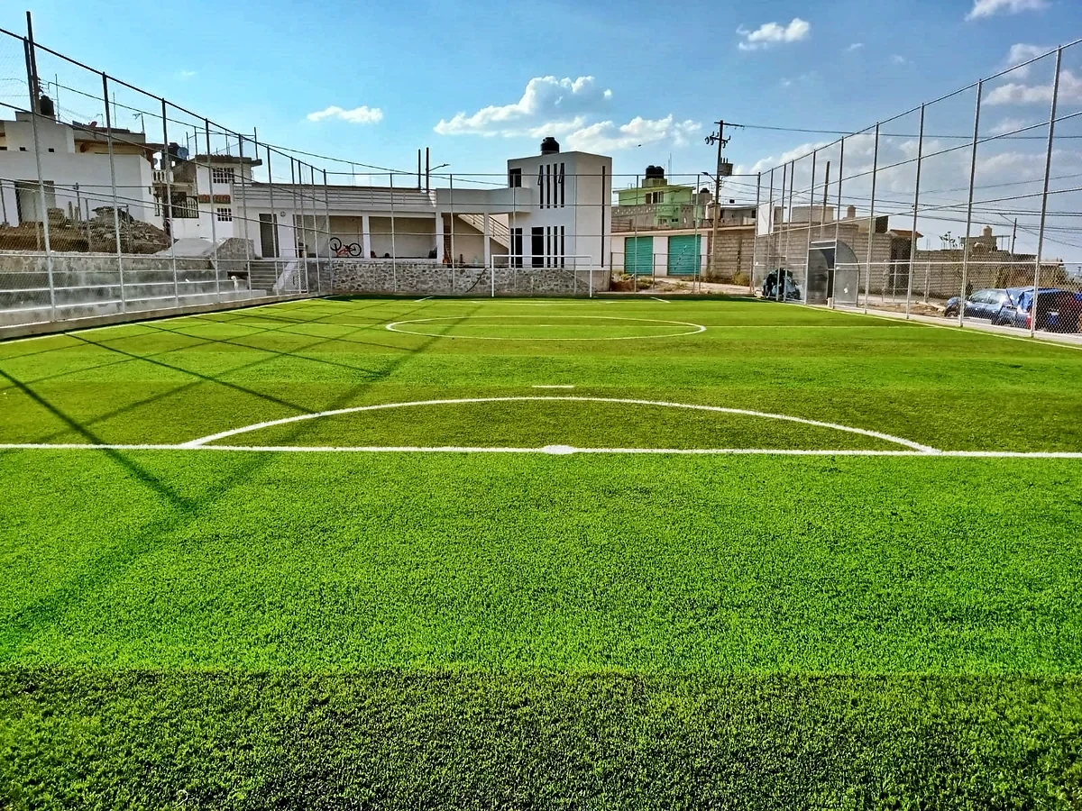 Cancha de fútbol 7 con pasto sintético en Tultitlán, Estado de México: la cancha desde la línea lateral