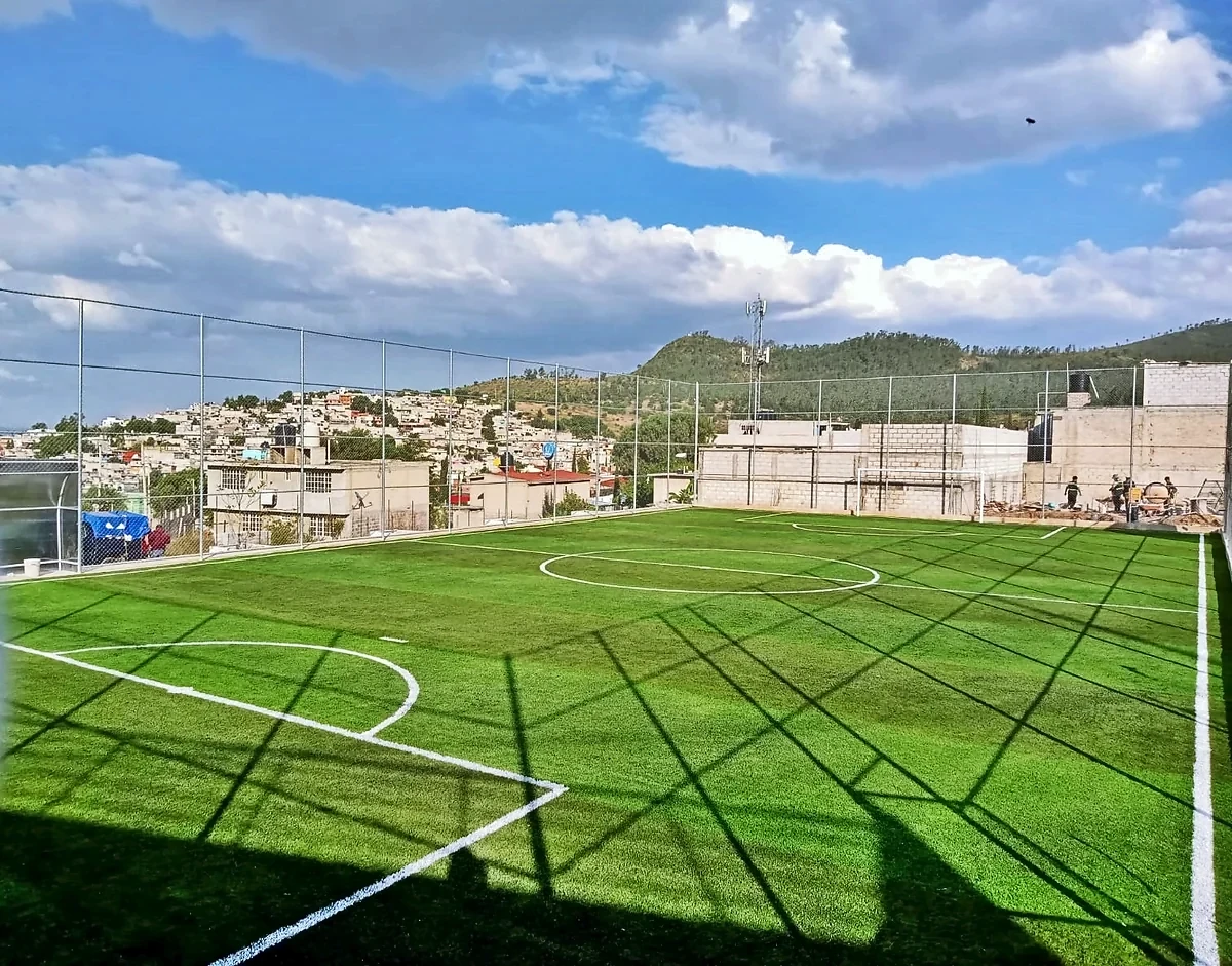 Detalle del pasto sintético de la cancha de fútbol 7 en Tultitlán, Estado de México