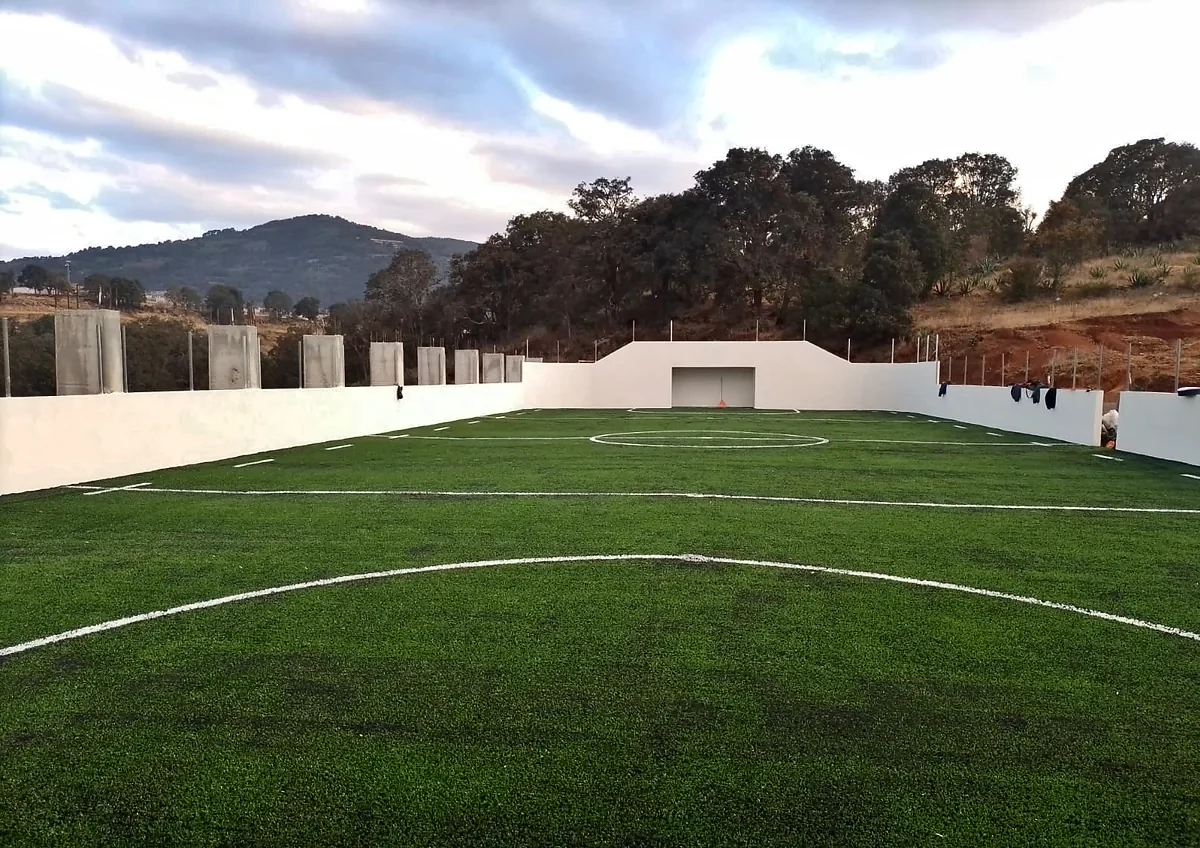 Cancha de fútbol rápido con pasto sintético en Alcamex, Agostadero, Estado de México: líneas de juego insertadas en el pasto