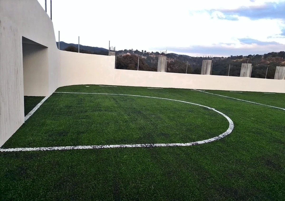 Cancha de fútbol rápido con pasto sintético en Alcamex, Agostadero, Estado de México: otra vista de la cancha