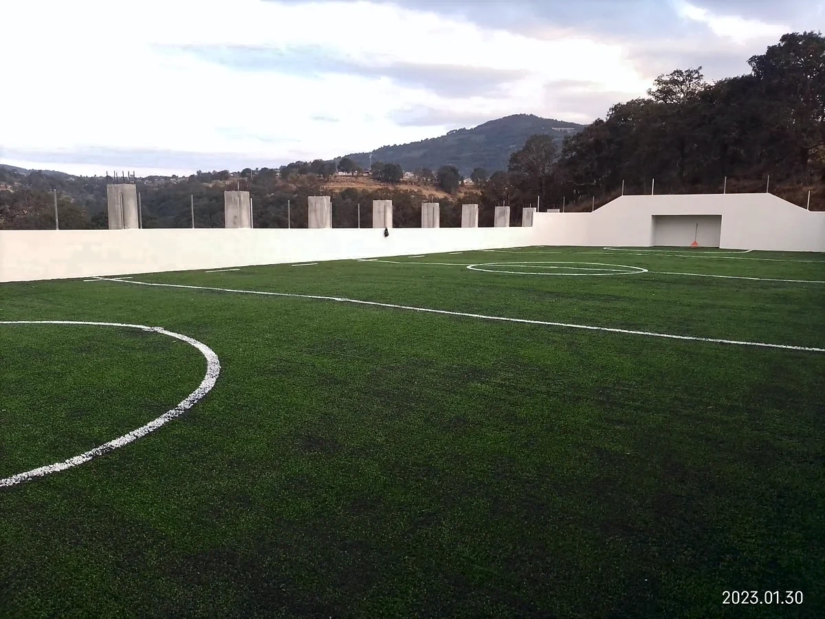 Cancha de fútbol rápido con pasto sintético en Alcamex, Agostadero, Estado de México: la cancha desdel fondo