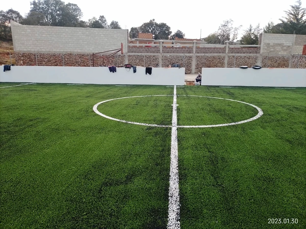 Detalle del pasto sintético de la cancha de fútbol rápido en Agostadero, Estado de México