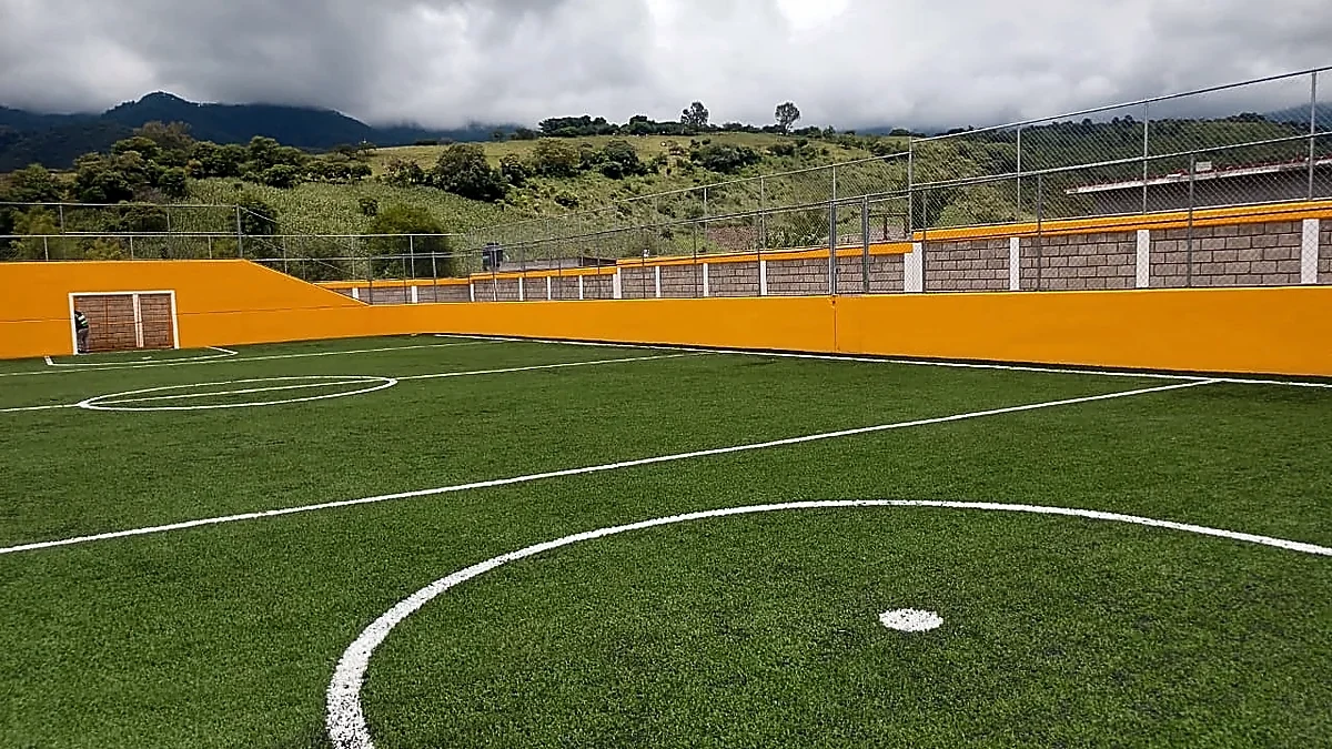 Cancha de fútbol rápido con pasto sintético en Campo Deportivo Llano de Arriba, Zacazonapan, Estado de México: pasto sintético deportivo recién cepillado