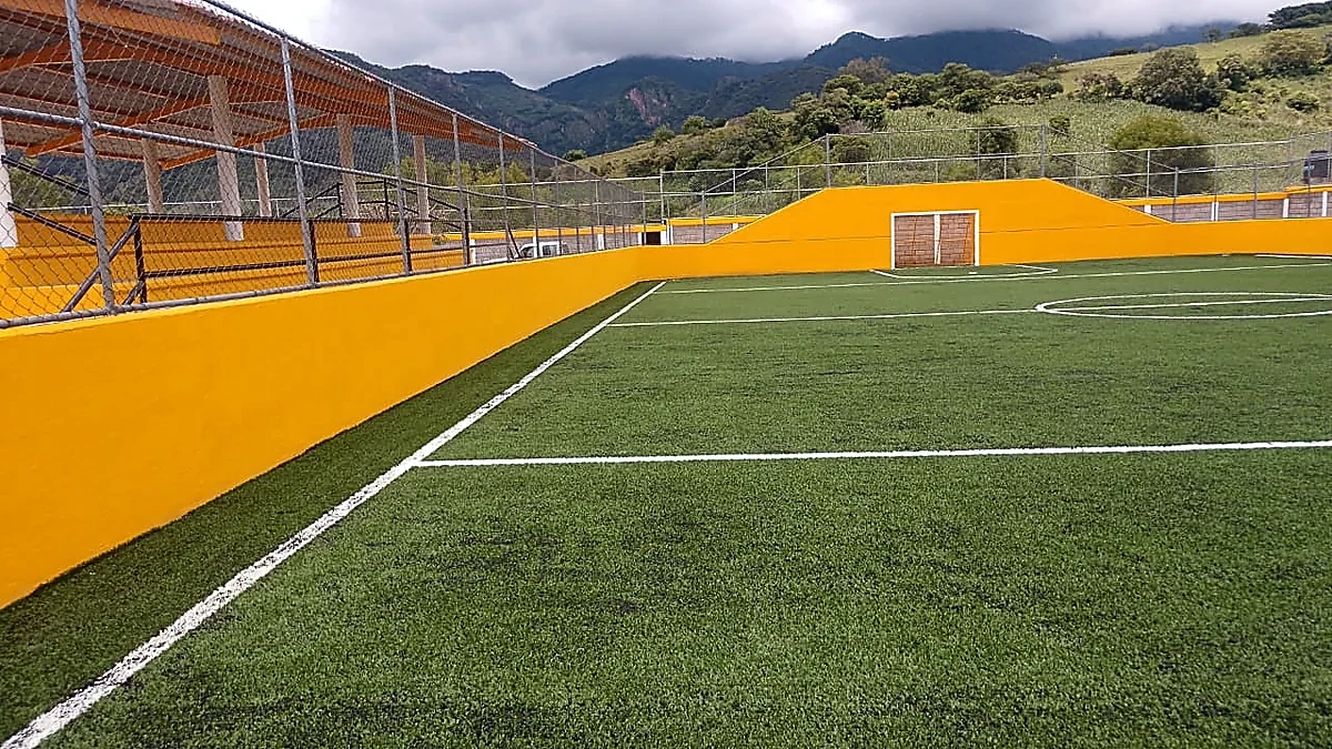 Detalle del pasto sintético de la cancha de fútbol rápido en Zacazonapan, Estado de México