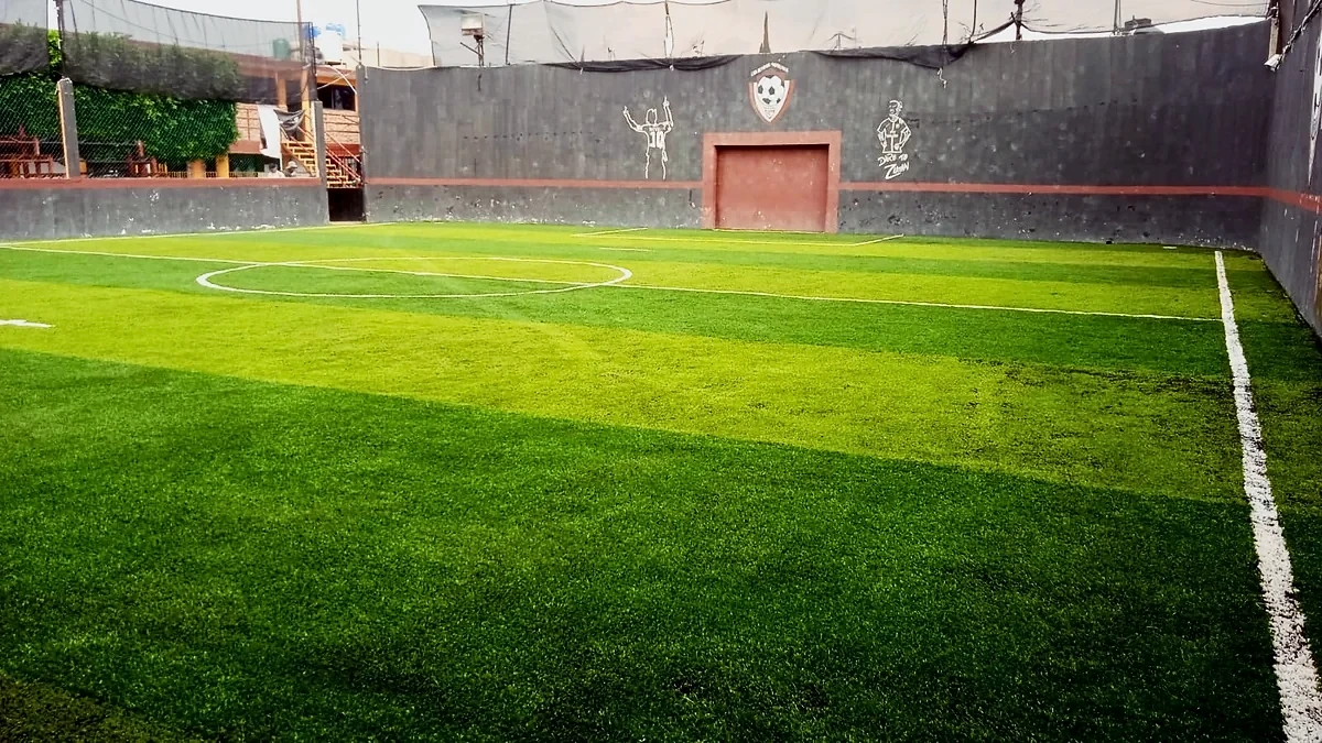 Cancha de fútbol rápido con pasto sintético en Centro Pedagógico Motolinia, Nezahualcóyotl, Estado de México: la cancha desde la línea lateral