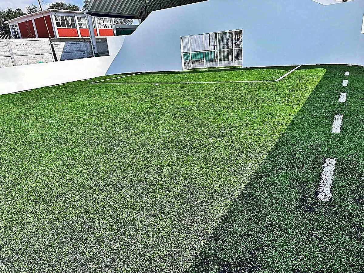 Cancha de fútbol rápido con pasto sintético en Deportivo Techuchulco, San Pedro Techuchulco, Estado de México: pasto sintético deportivo recién cepillado