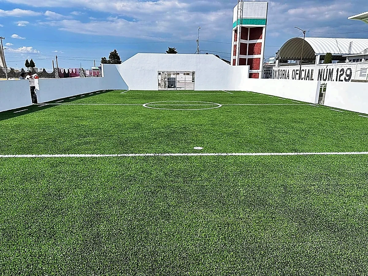 Detalle del pasto sintético de la cancha de fútbol rápido en San Pedro Techuchulco, Estado de México