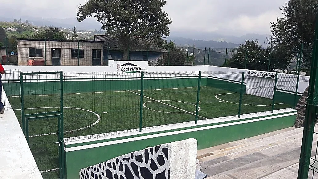 Detalle del pasto sintético de la cancha de fútbol rápido en Ecatzingo, Estado de México