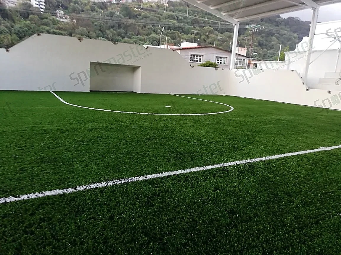 Detalle del pasto sintético de la cancha de fútbol rápido en Huixquilucan, Estado de México