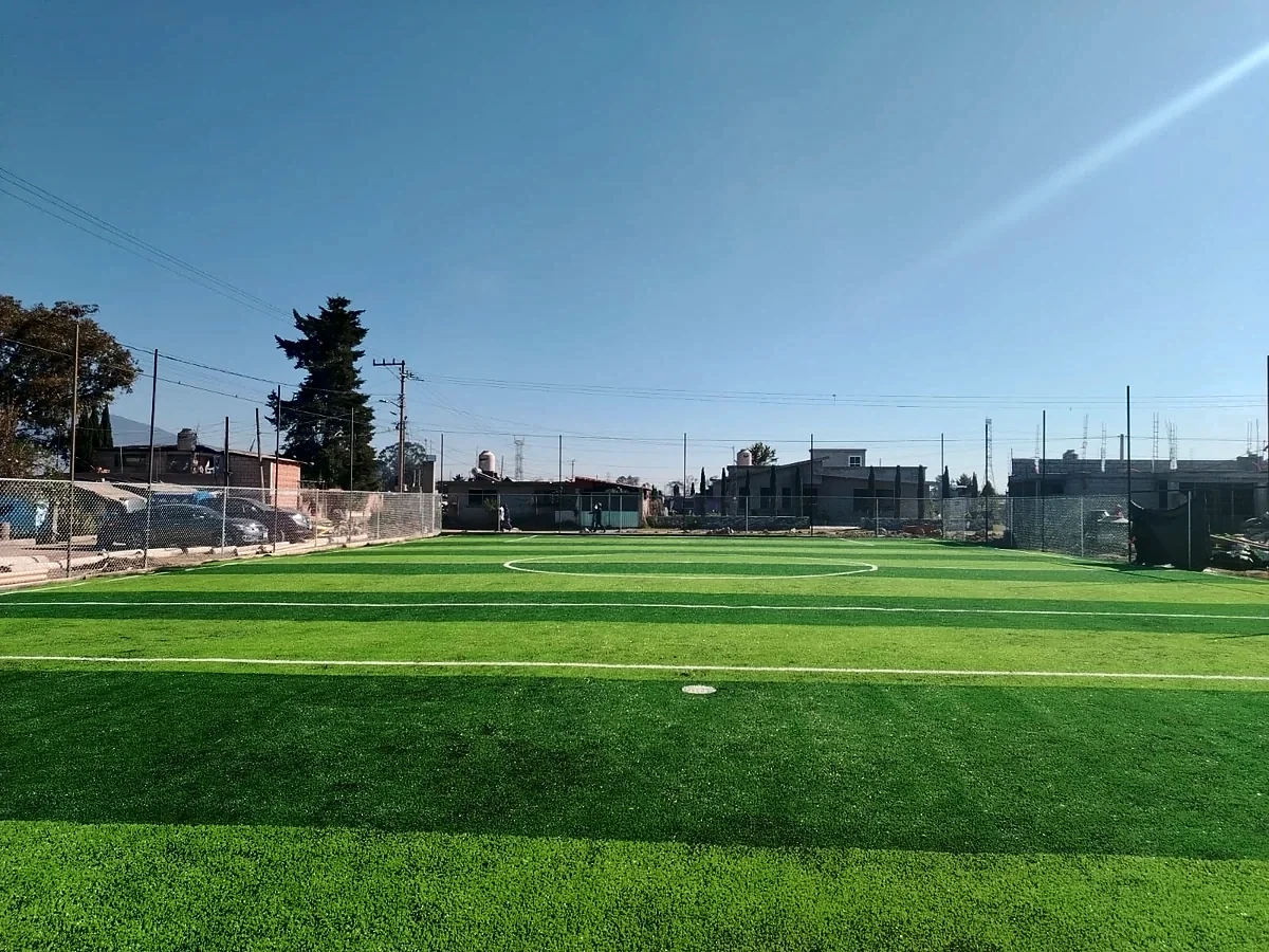 Cancha de fútbol rápido con pasto sintético en Ixtlahuaca, Estado de México: líneas de juego insertadas en el pasto