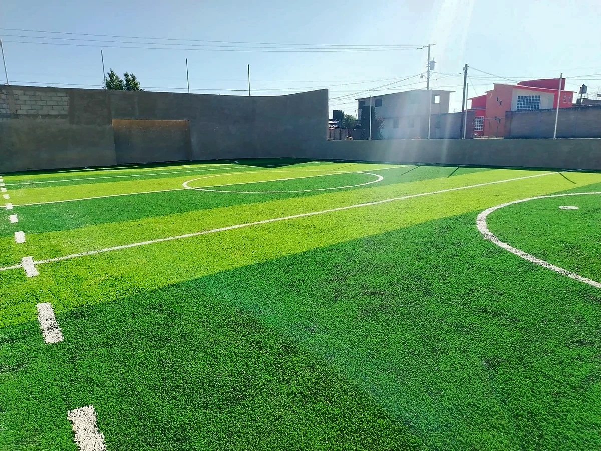 Cancha de fútbol rápido con pasto sintético en Ixtlahuaca, Estado de México: pasto sintético deportivo recién cepillado