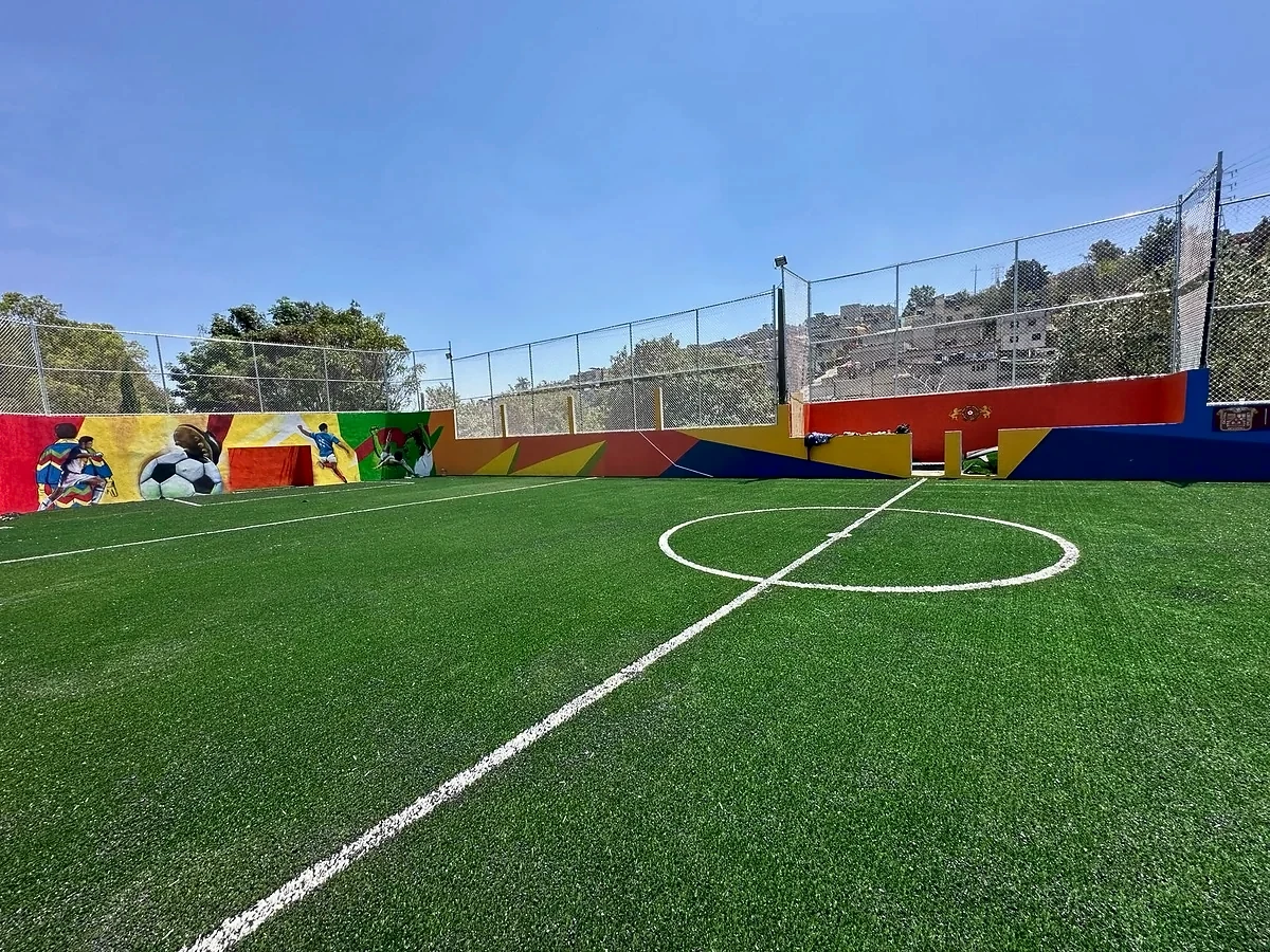 Cancha de fútbol rápido con pasto sintético en Parque Hormiga, Naucalpan de Juárez