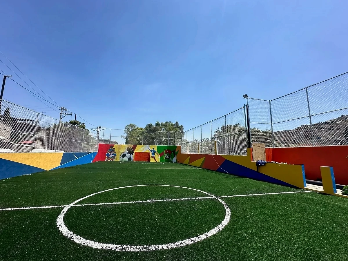 Cancha de fútbol rápido con pasto sintético en Parque Hormiga, Naucalpan de Juárez, Estado de México: la cancha desde la línea lateral