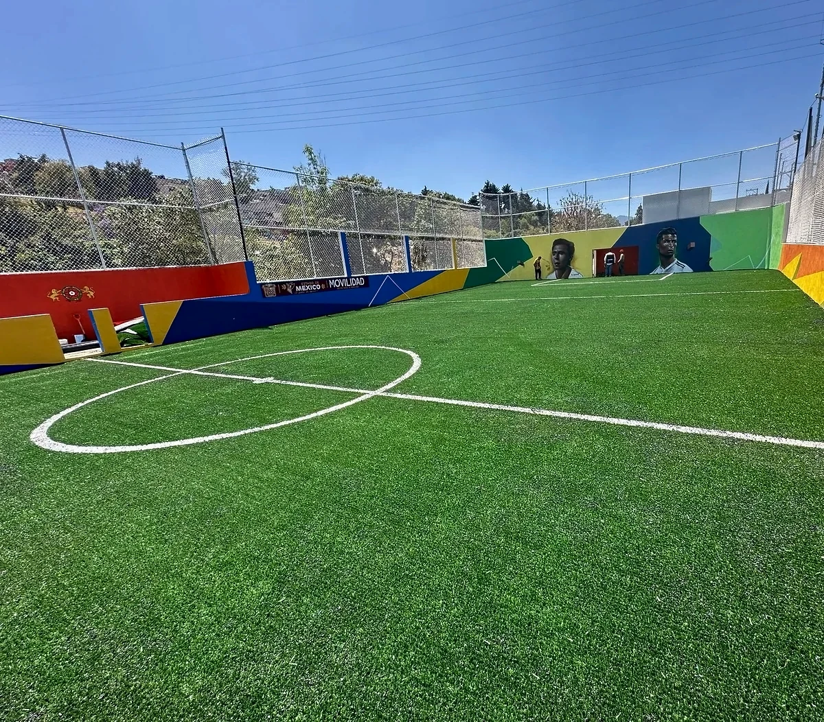 Cancha de fútbol rápido con pasto sintético en Parque Hormiga, Naucalpan de Juárez, Estado de México: otra vista de la cancha